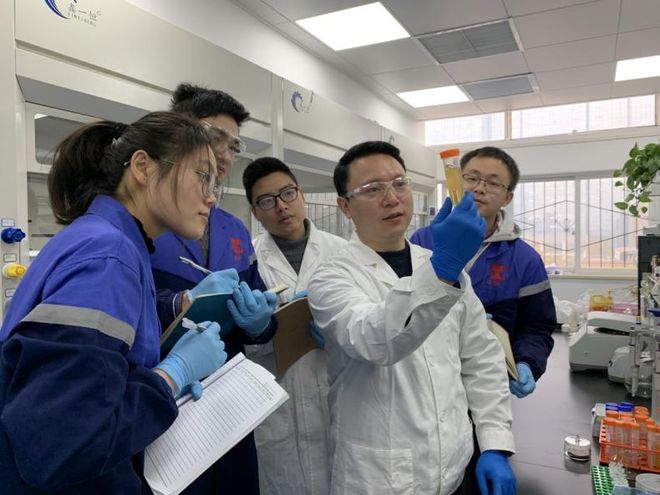 從哈佛回歸母校川大任職,以植物多酚基材料作為底盤(pán)技術(shù),推進(jìn)活體生物藥研制與碳中和新材料應(yīng)用